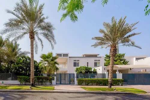 5 Bedrooms Villa in Sector E