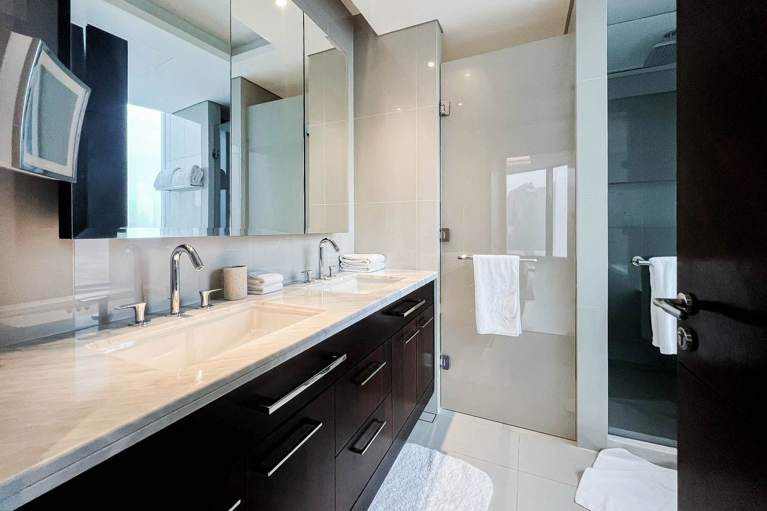 3 Bedrooms Apartment in The Address Sky View Tower 1