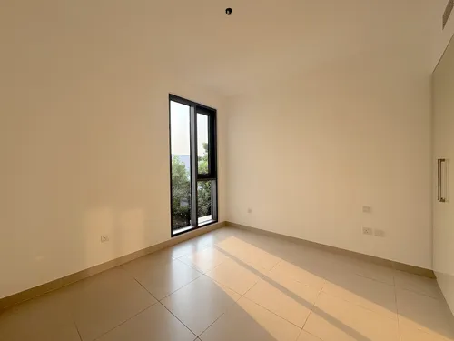 4 Bedrooms Townhouse in Maple 3