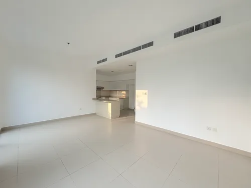 4 Bedrooms Townhouse in Maple 3