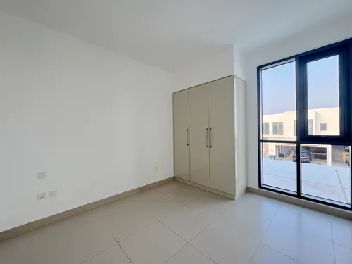 4 Bedrooms Townhouse in Maple 3