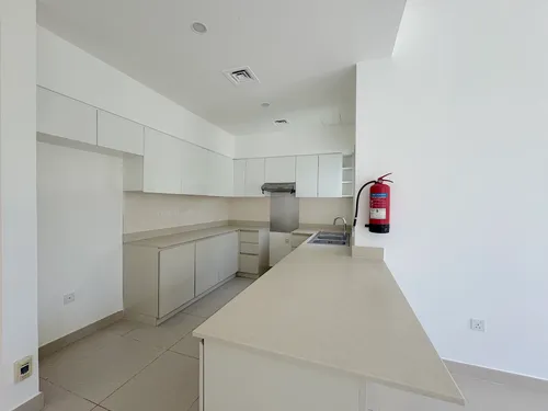 4 Bedrooms Townhouse in Maple 3