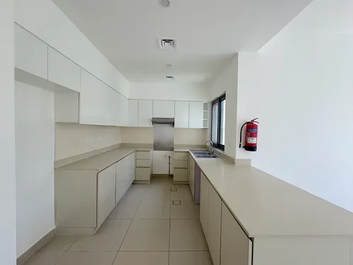 4 Bedrooms Townhouse in Maple 3