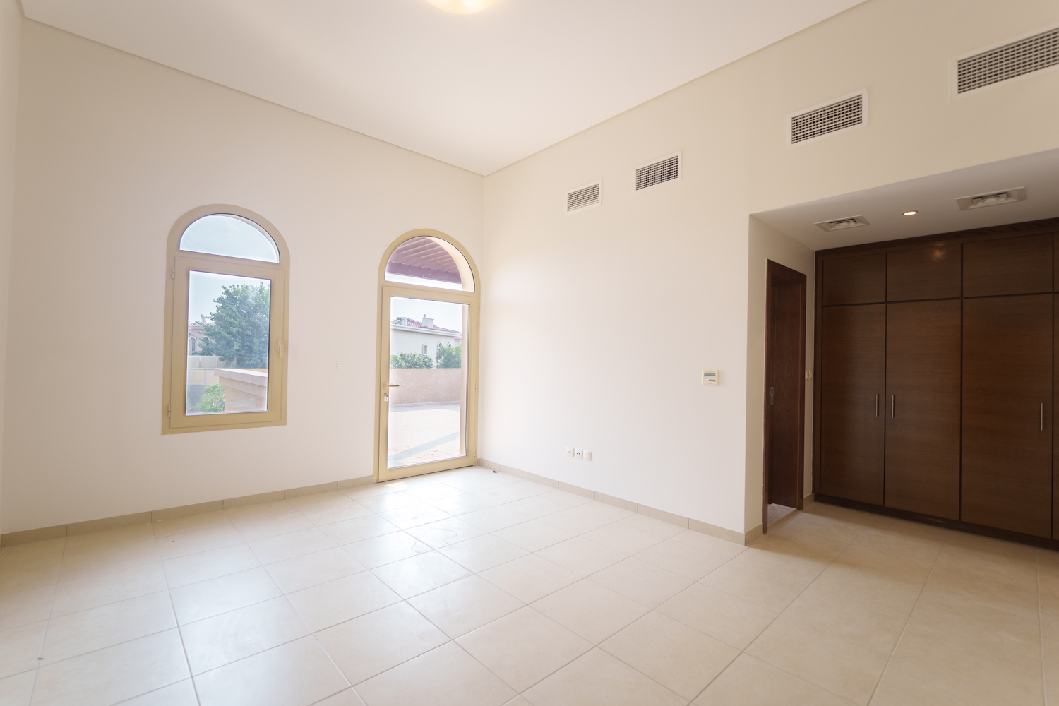 4 Bedrooms Villa in Golf Gardens