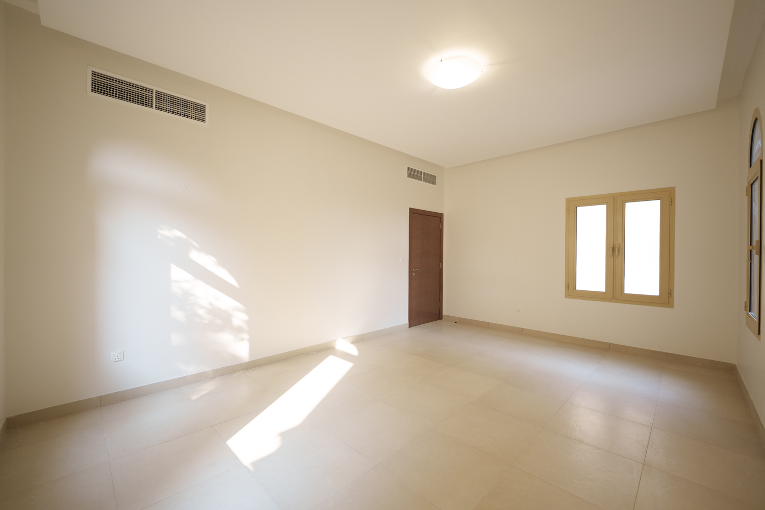 4 Bedrooms Villa in Golf Gardens