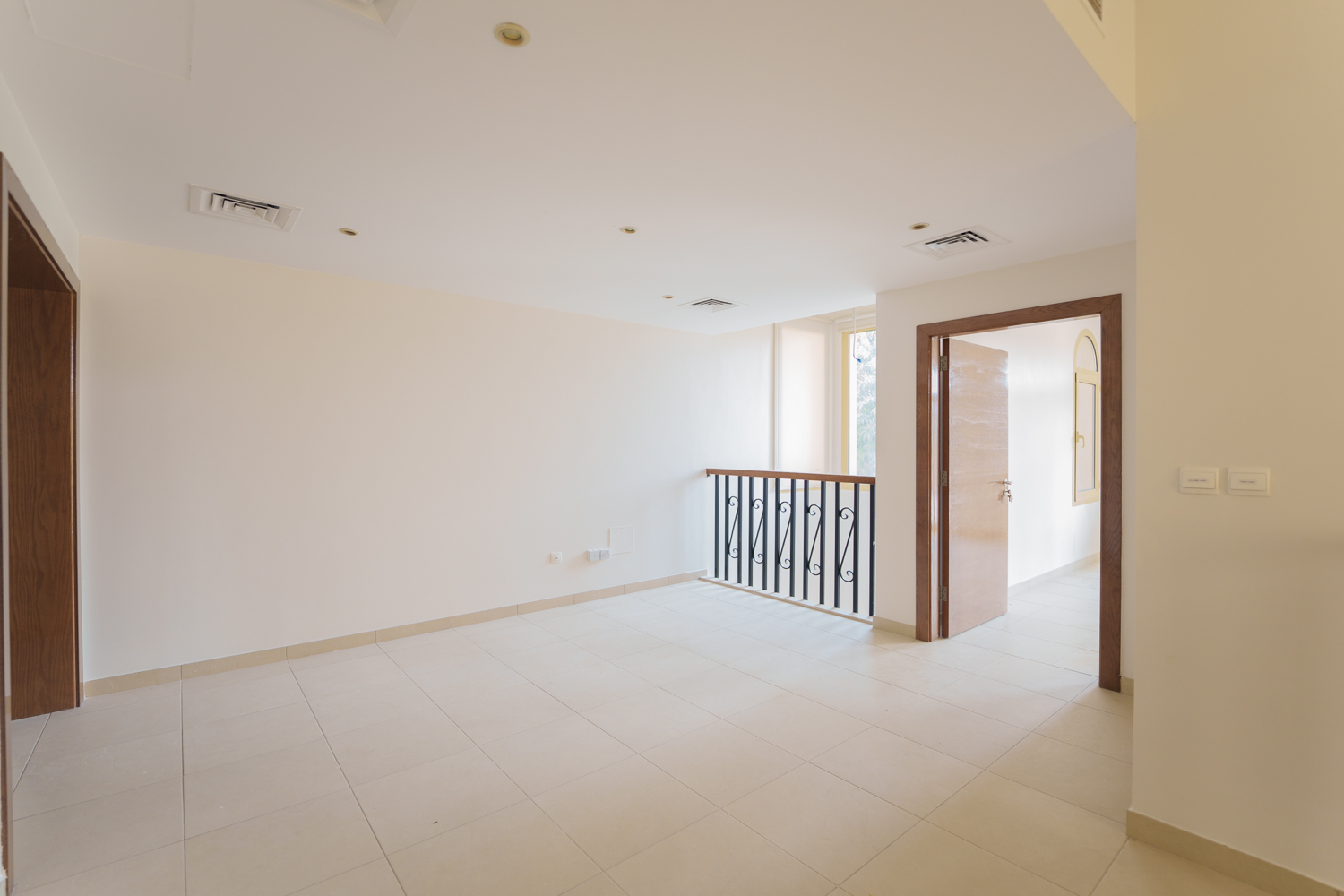 4 Bedrooms Villa in Golf Gardens