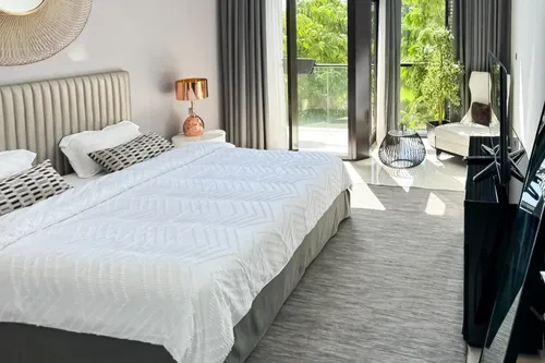 5 Bedrooms Villa in The Field