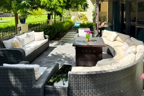 5 Bedrooms Villa in The Field