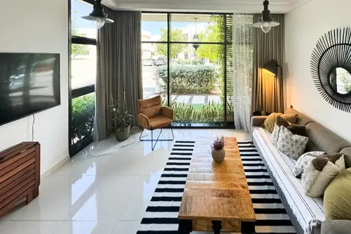 5 Bedrooms Villa in The Field