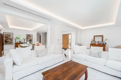 3 Bedrooms Villa in Maeen 5