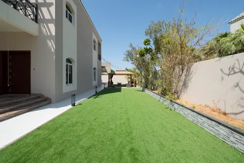 6 Bedrooms Villa in B Villas