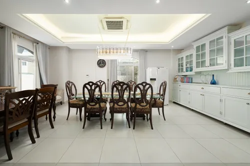 6 Bedrooms Villa in B Villas