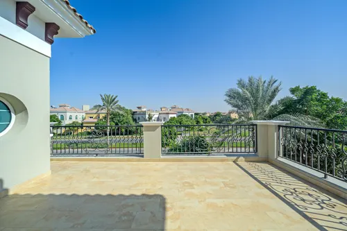 5 Bedrooms Villa in Hacienda