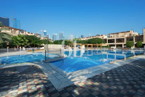 4 Bedroom Townhouse | Next to pool | Tenanted