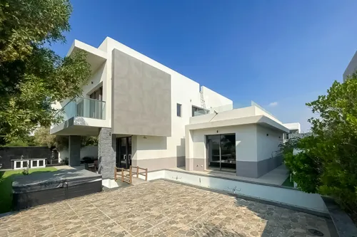 4 Bedrooms Villa in Redwoods