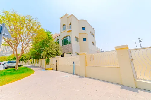 5 Bedrooms Townhouse in Les Maisonettes