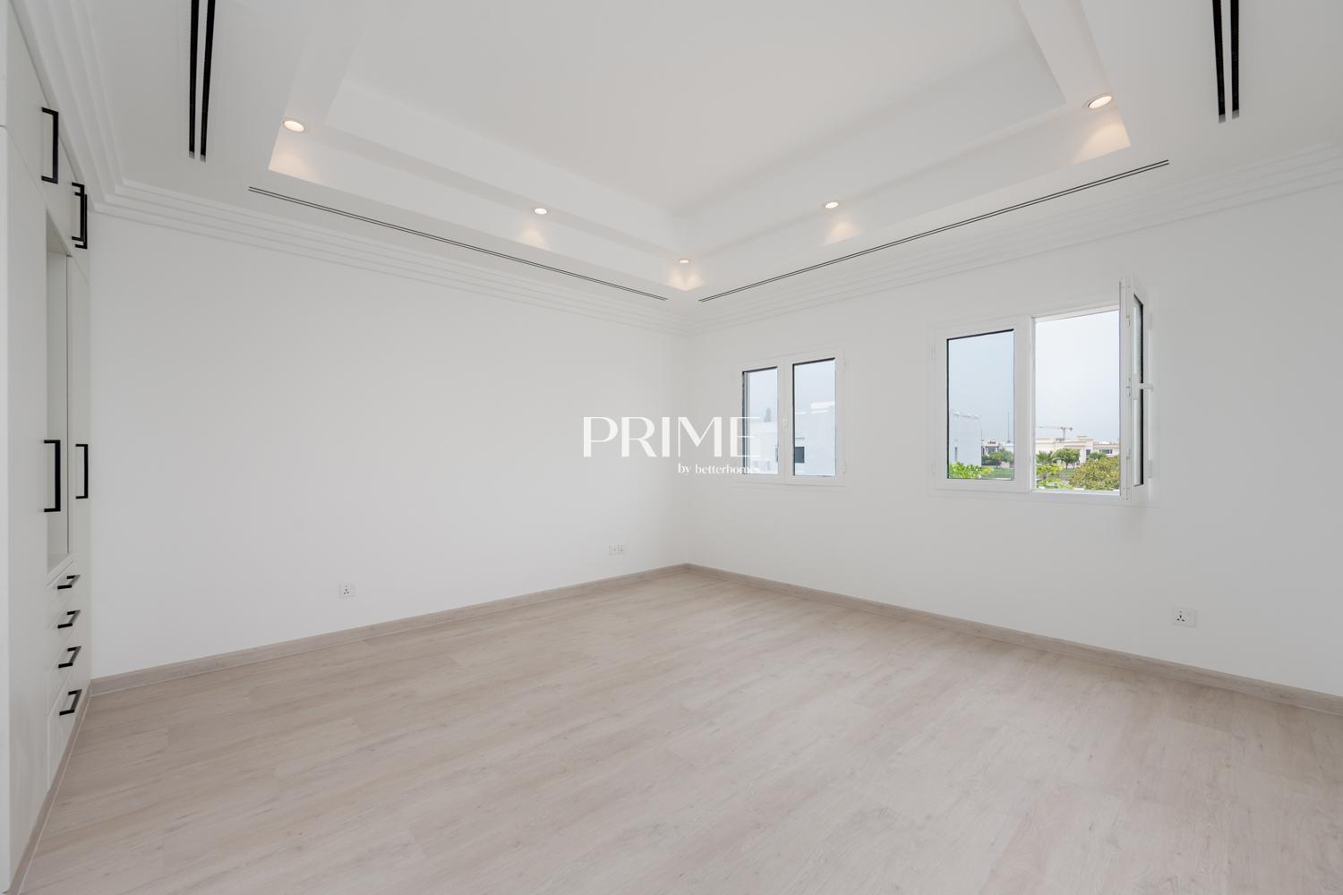 4 Bedrooms Villa in 1 Street, Meadows