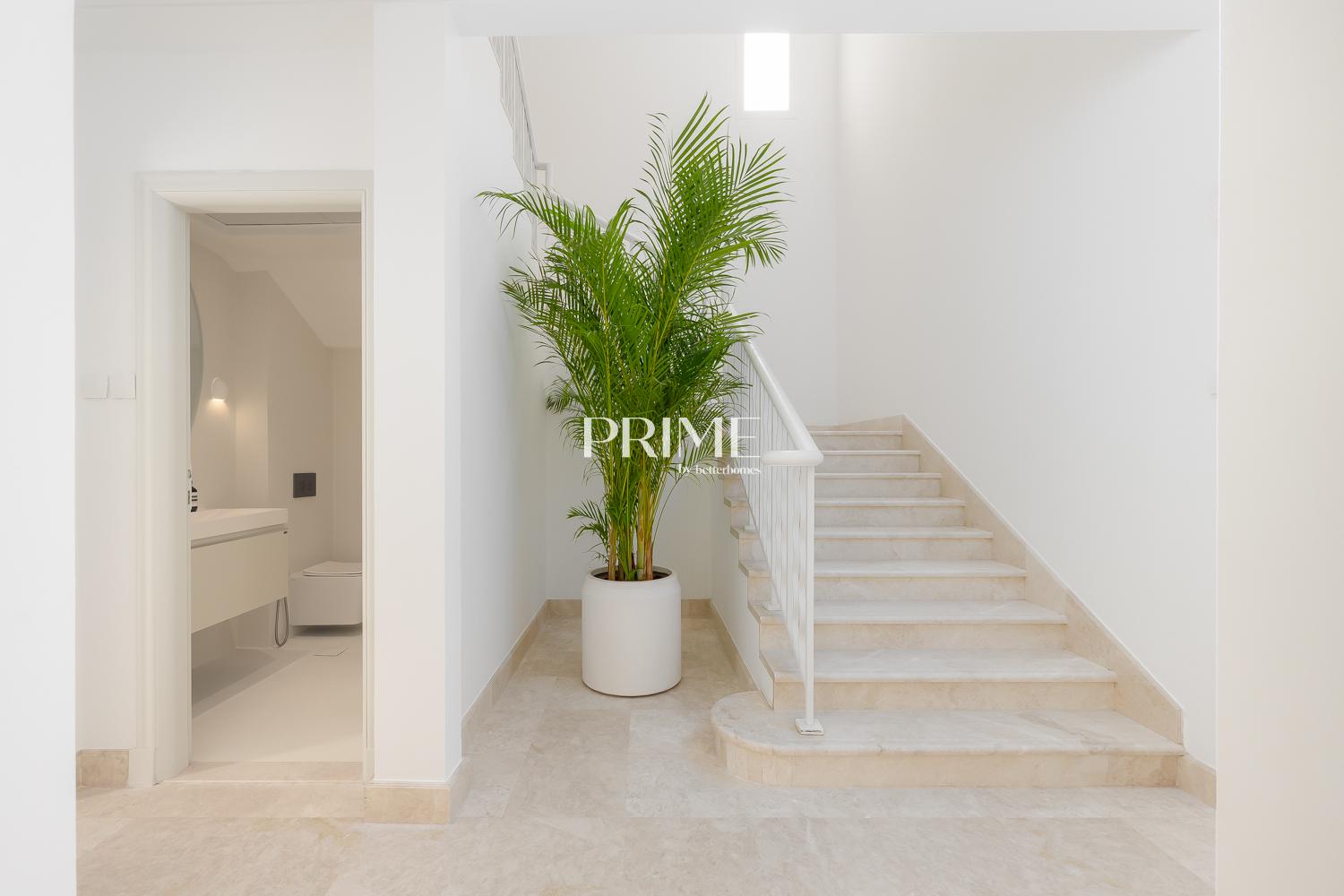 4 Bedrooms Villa in 1 Street, Meadows