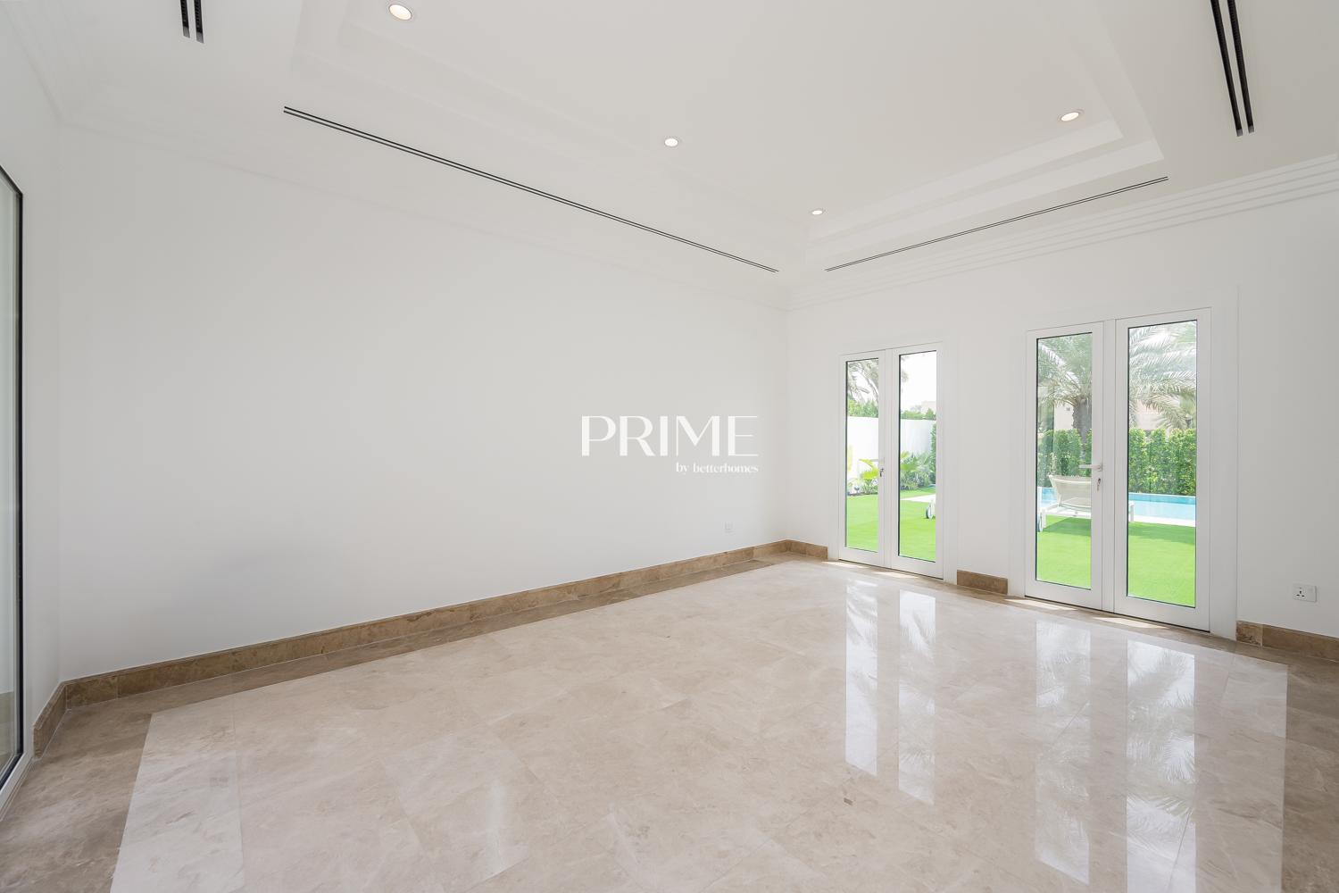 4 Bedrooms Villa in 1 Street, Meadows