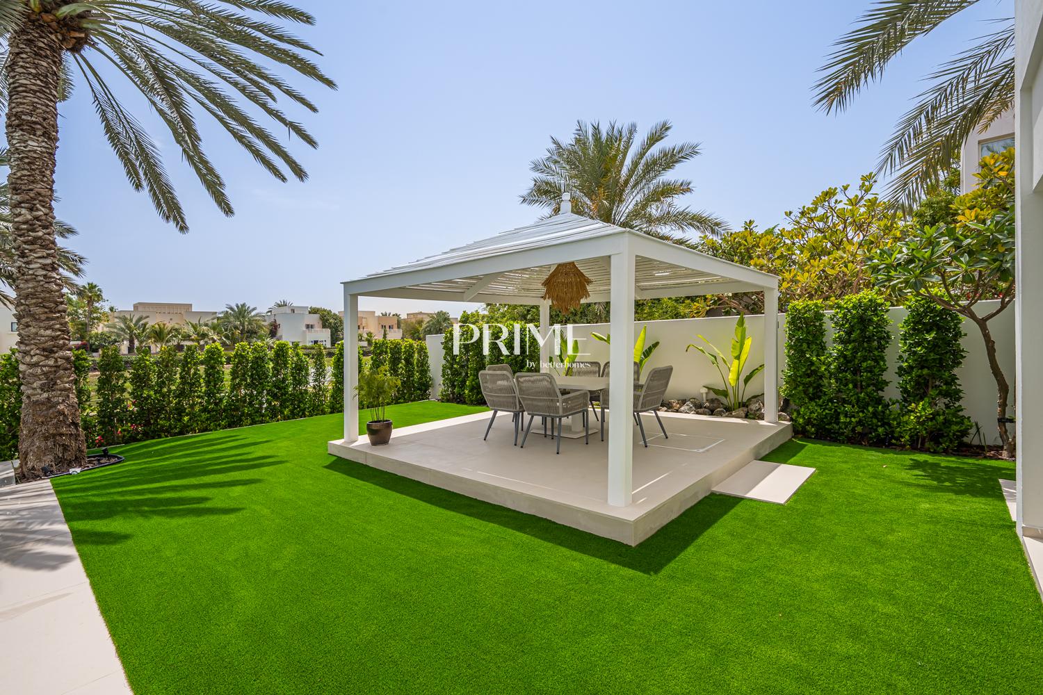 4 Bedrooms Villa in 1 Street, Meadows