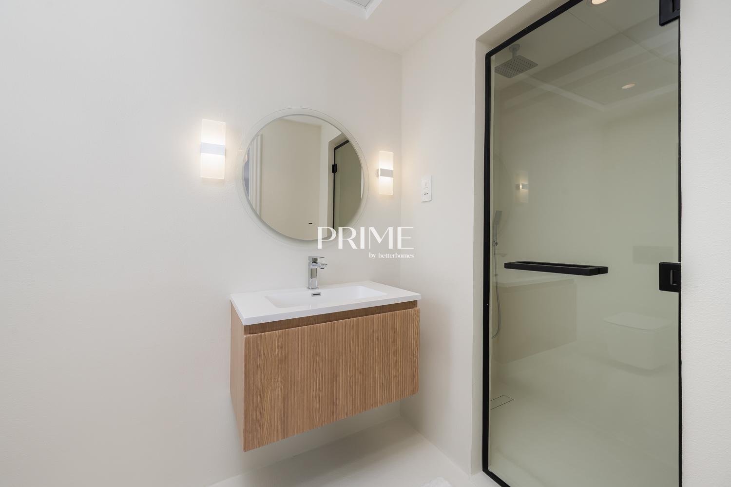 4 Bedrooms Villa in 1 Street, Meadows