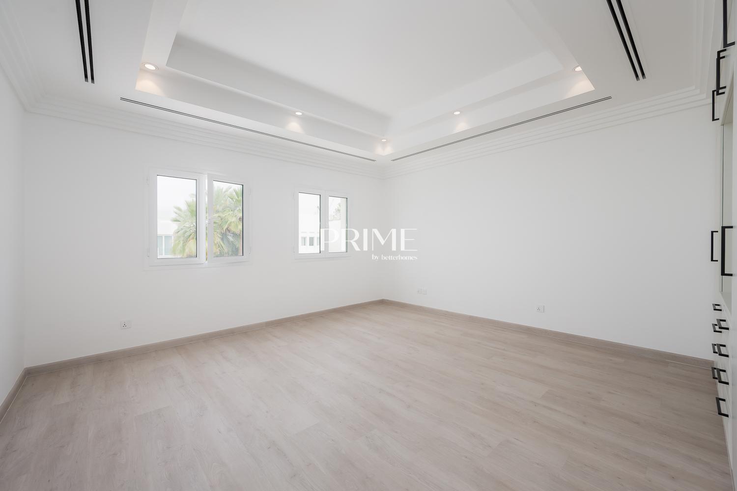 4 Bedrooms Villa in 1 Street, Meadows
