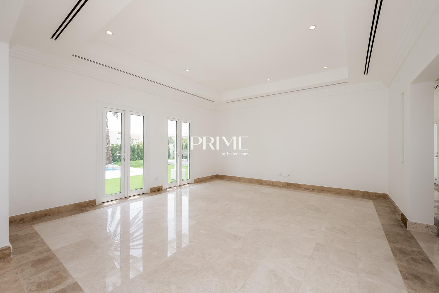4 Bedrooms Villa in 1 Street, Meadows