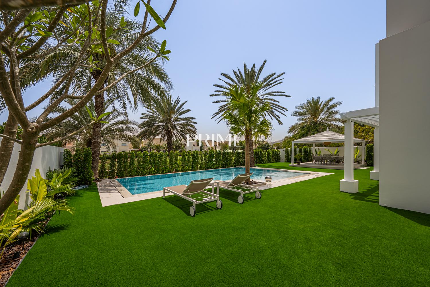4 Bedrooms Villa in 1 Street, Meadows