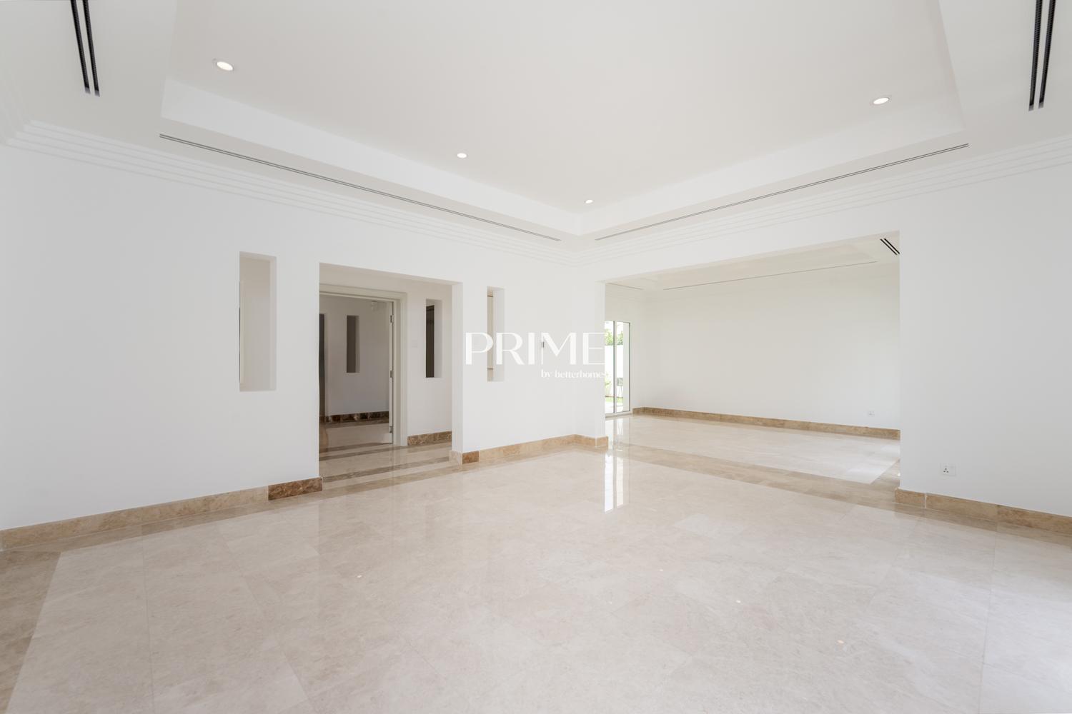 4 Bedrooms Villa in 1 Street, Meadows