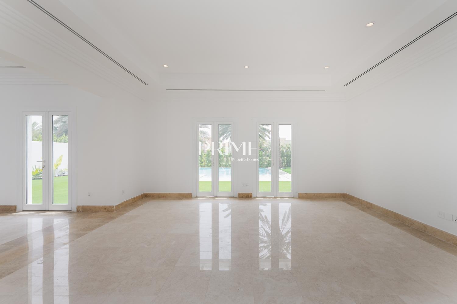 4 Bedrooms Villa in 1 Street, Meadows