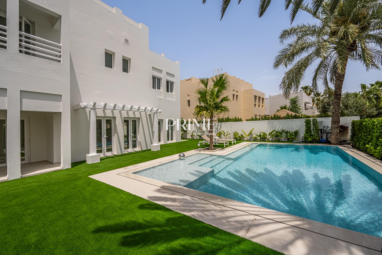 4 Bedrooms Villa in 1 Street, Meadows
