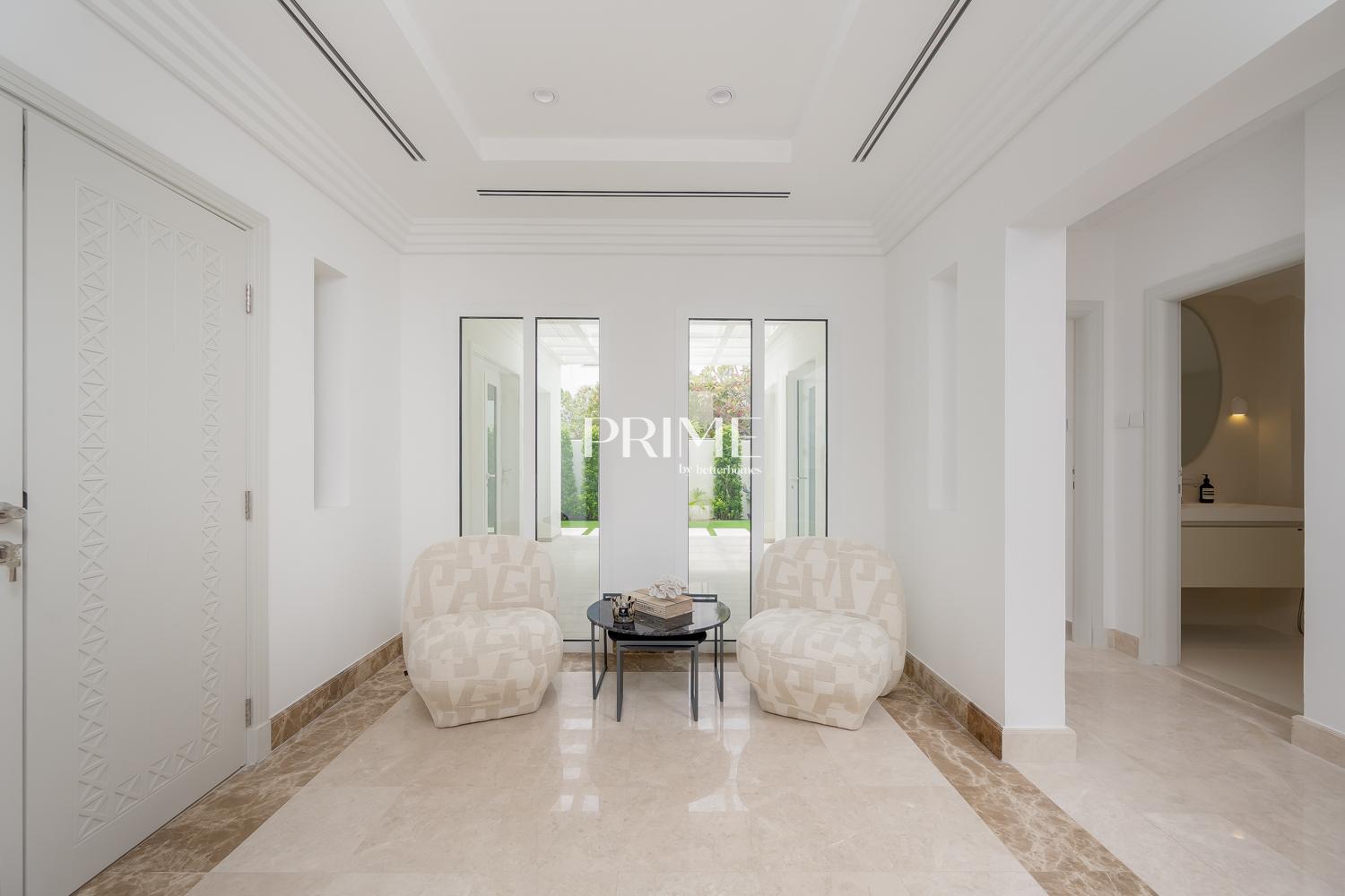 4 Bedrooms Villa in 1 Street, Meadows