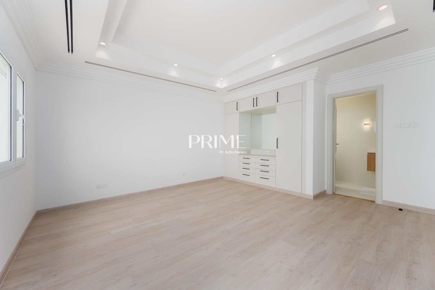 4 Bedrooms Villa in 1 Street, Meadows