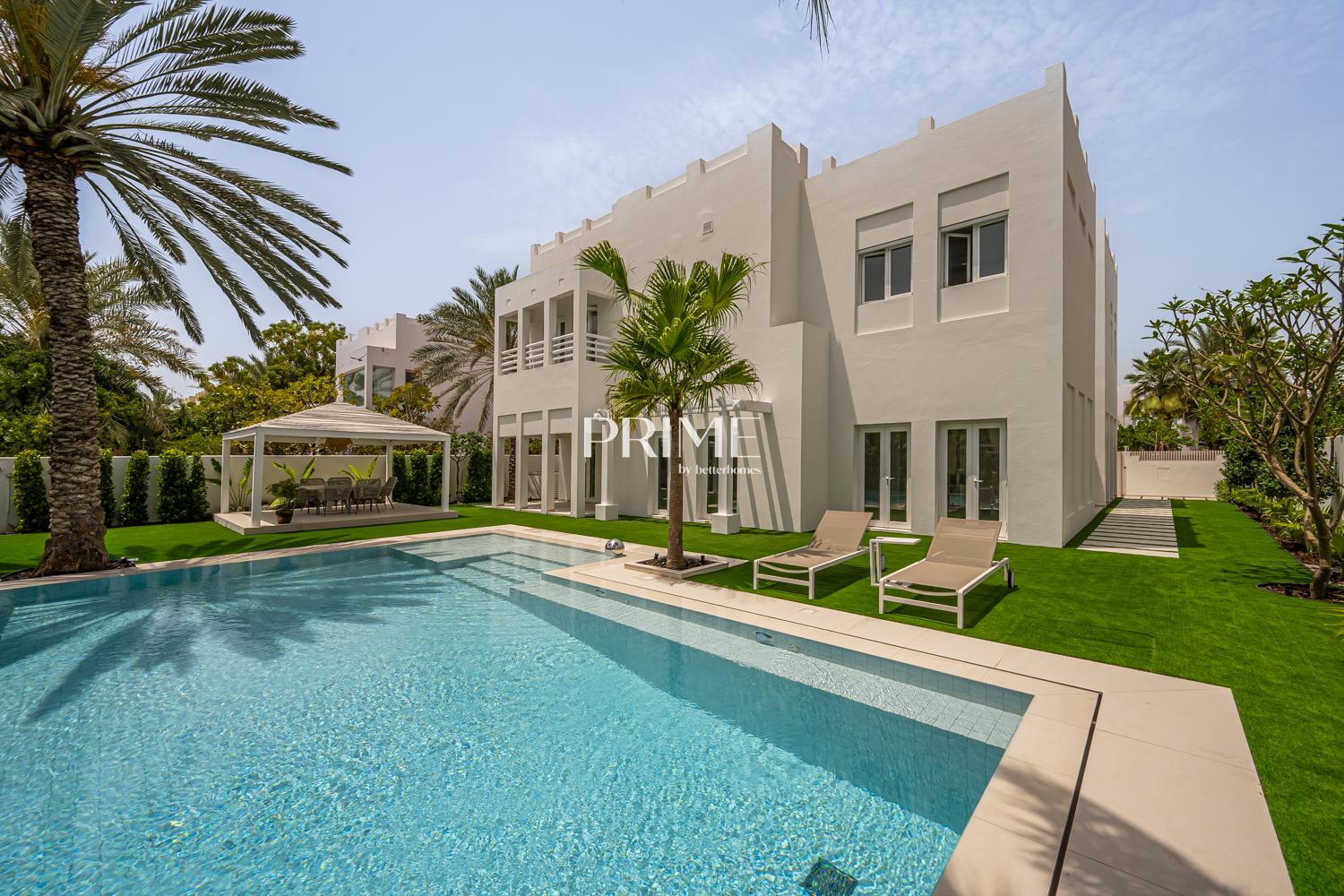 4 Bedrooms Villa in 1 Street, Meadows