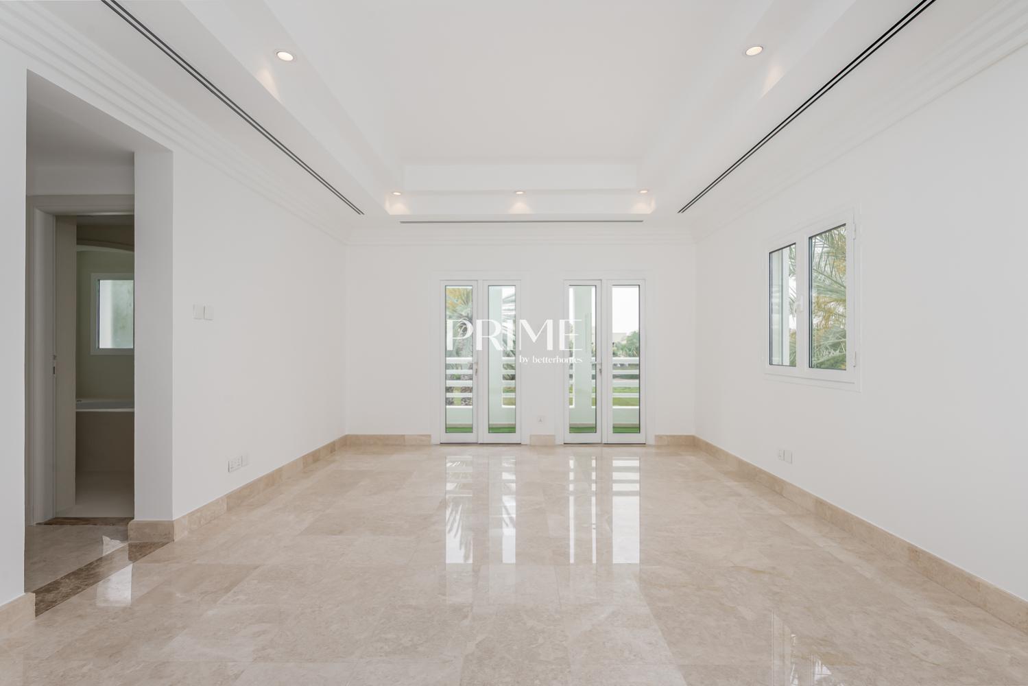 4 Bedrooms Villa in 1 Street, Meadows