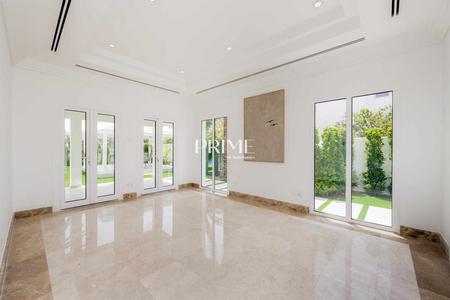 4 Bedrooms Villa in 1 Street, Meadows