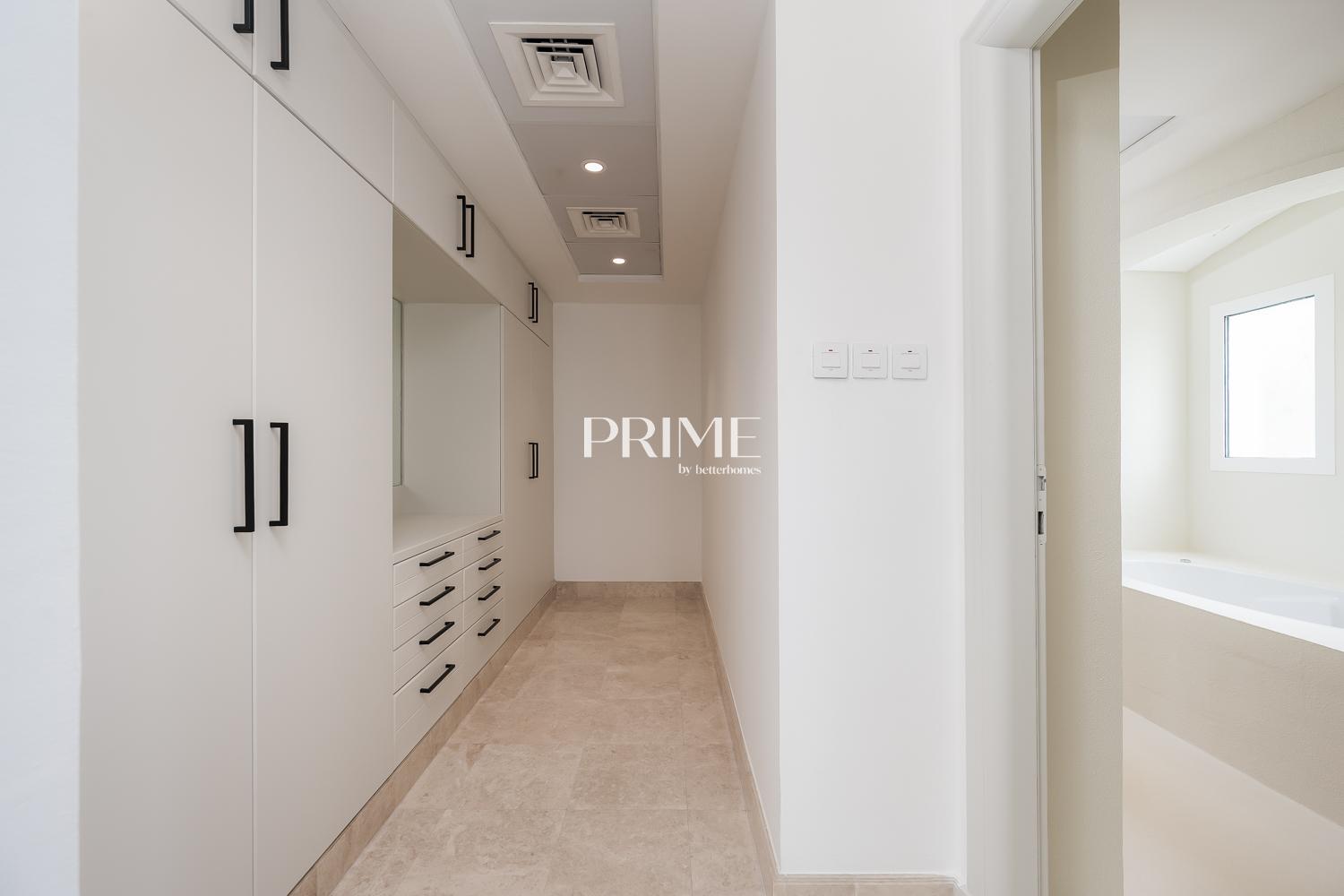 4 Bedrooms Villa in 1 Street, Meadows