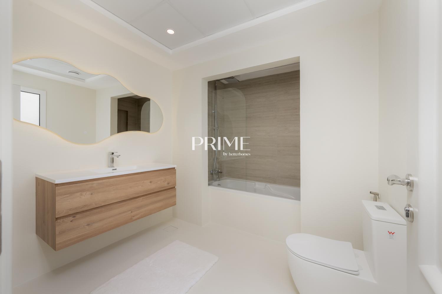 4 Bedrooms Villa in 1 Street, Meadows
