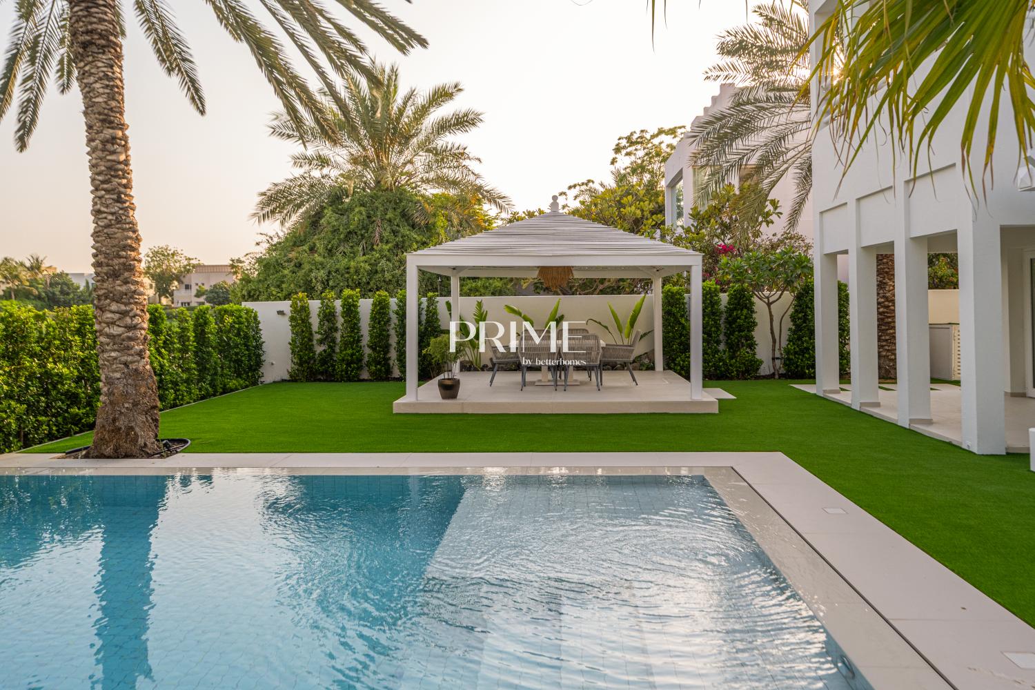 4 Bedrooms Villa in 1 Street, Meadows
