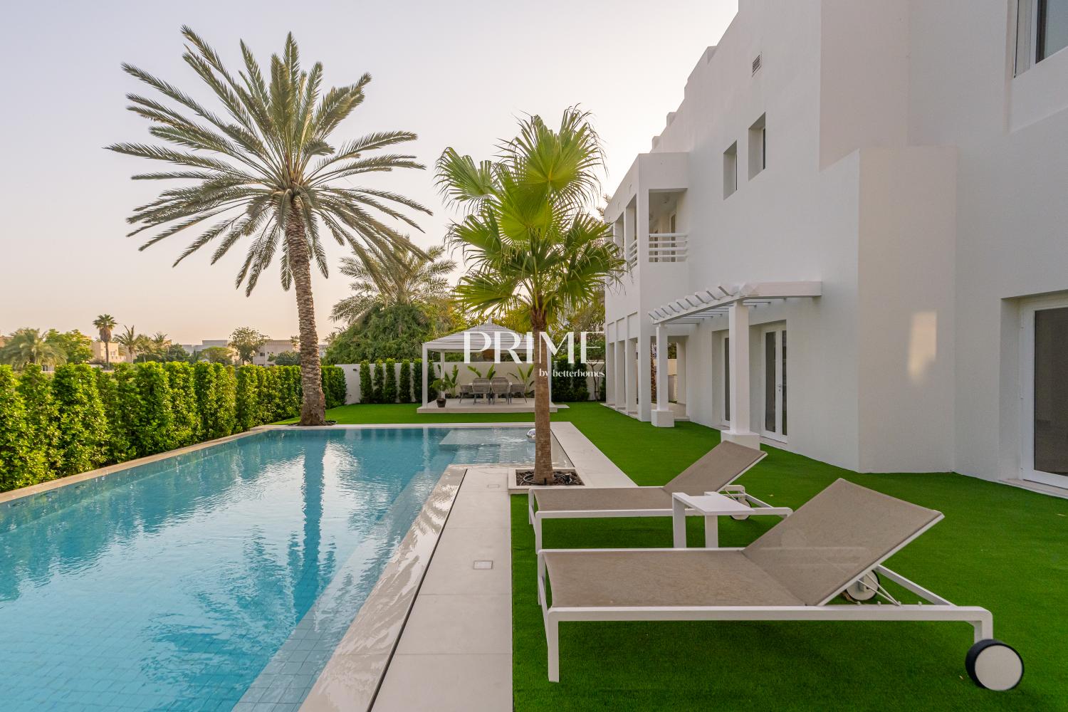 4 Bedrooms Villa in 1 Street, Meadows