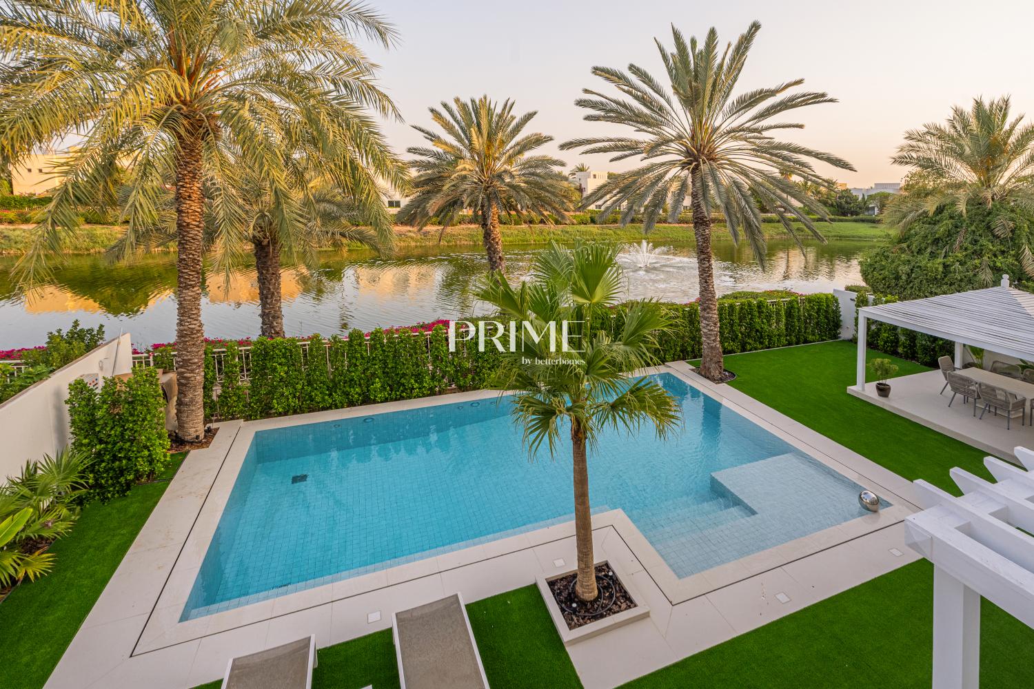4 Bedrooms Villa in 1 Street, Meadows