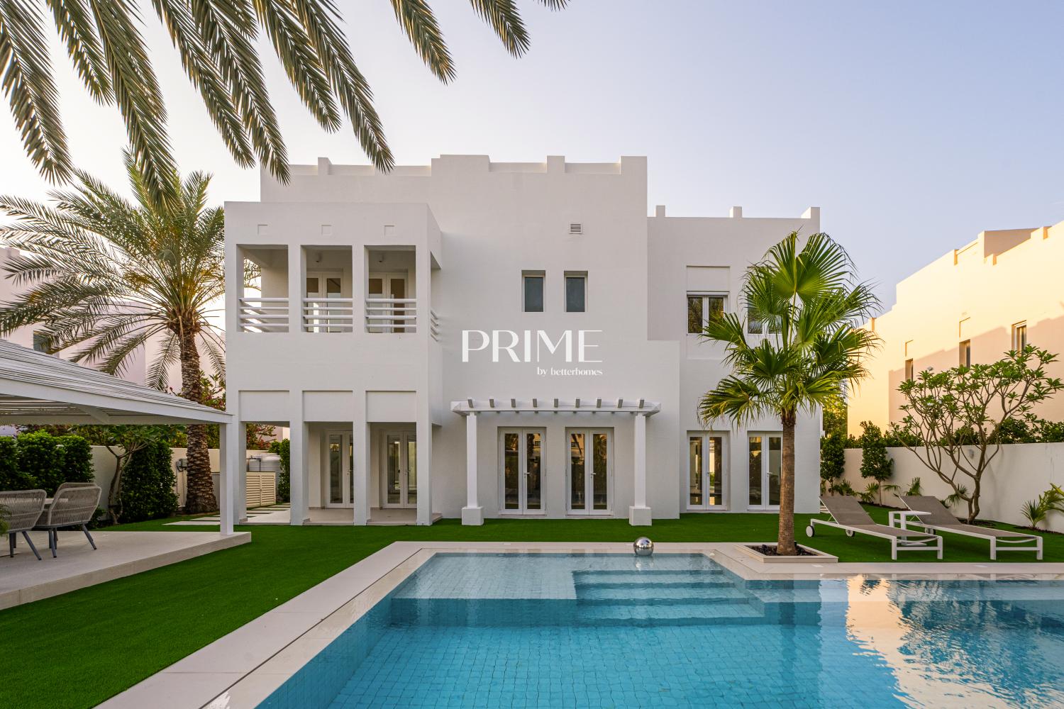 4 Bedrooms Villa in 1 Street, Meadows