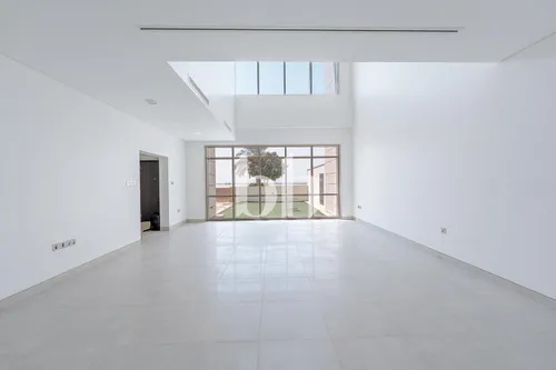 Seaview | Spacious | Vacant | High Ceiling