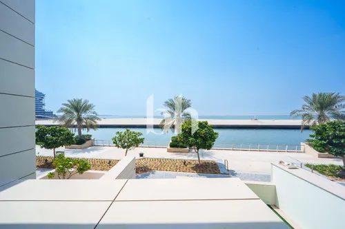 Seaview | Spacious | Vacant | High Ceiling