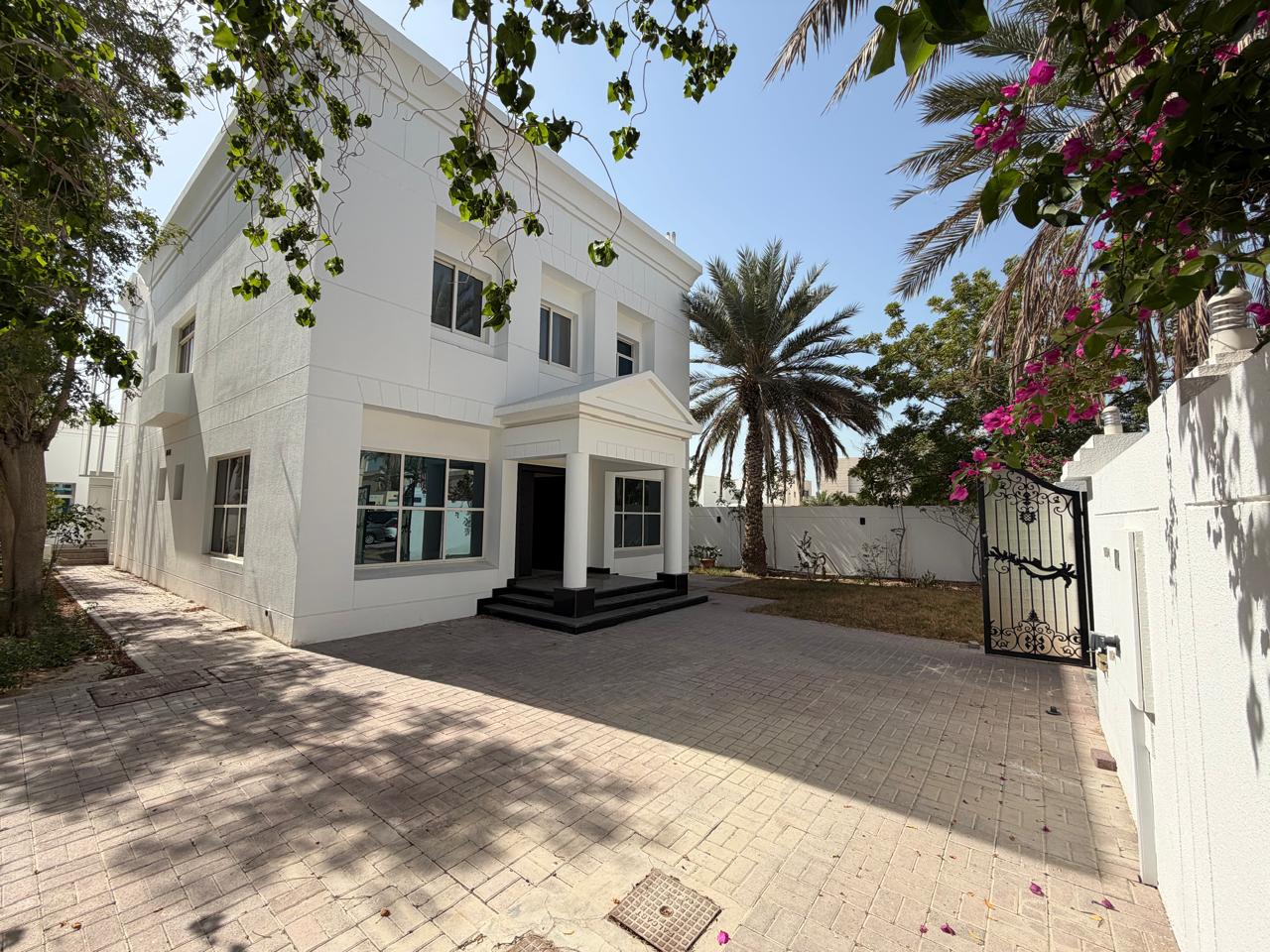 4 Bedrooms Villa in Al Manara