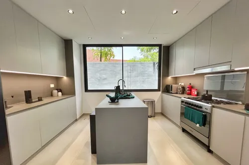 6 Bedrooms Villa in Saro