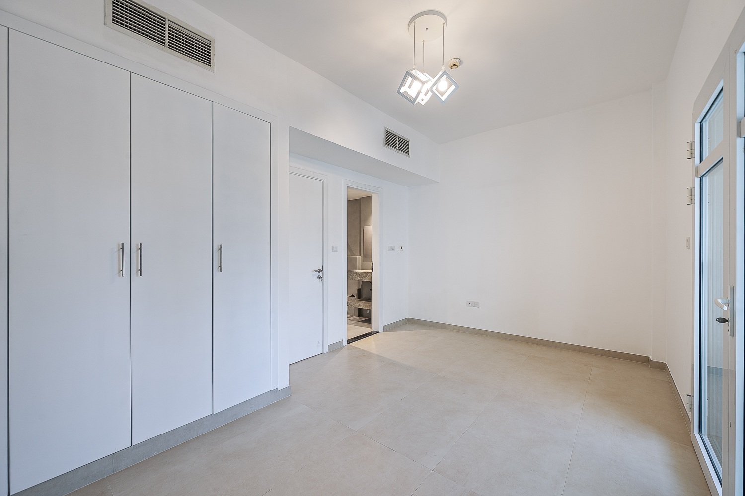 4 Bedrooms Villa in Autumn 2