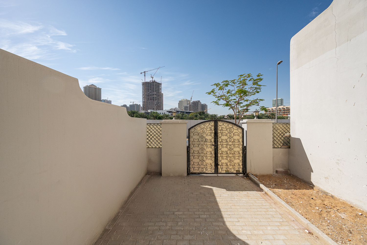 4 Bedrooms Villa in Autumn 2