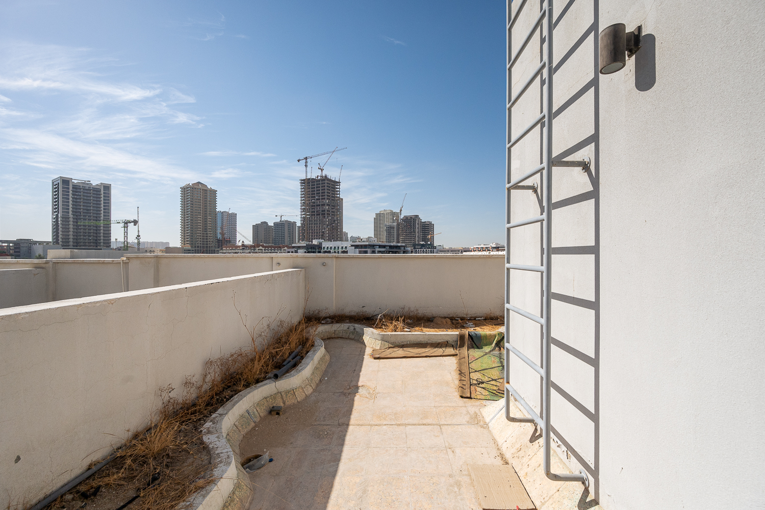 4 Bedrooms Villa in Autumn 2