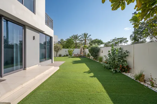 4 Bedrooms Townhouse in Maple 3